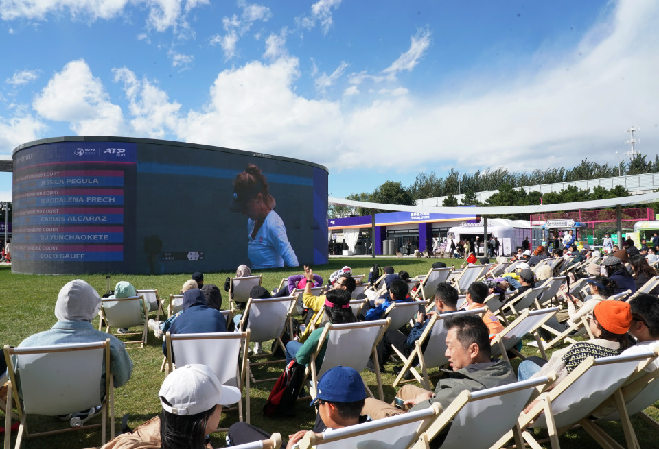 武汉, 她在几个月, 开赛 武汉, 她在几个月, 开赛