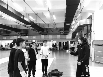 重剑团体赛, 王莹在工作